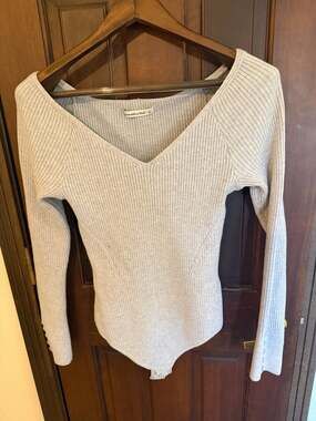 Abercrombie & Fitch Gray Ribbed V-Neck Long Sleeve Sweater Bodysuit